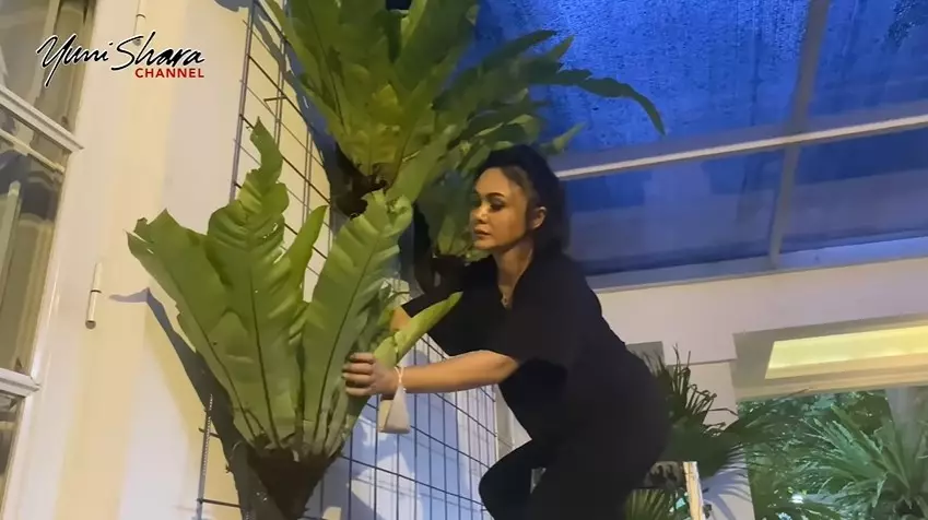 Potret Yuni Shara lakukan pekerjaan rumah © YouTube