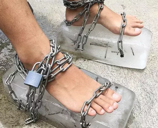 alas kaki desain nyeleneh Instagram