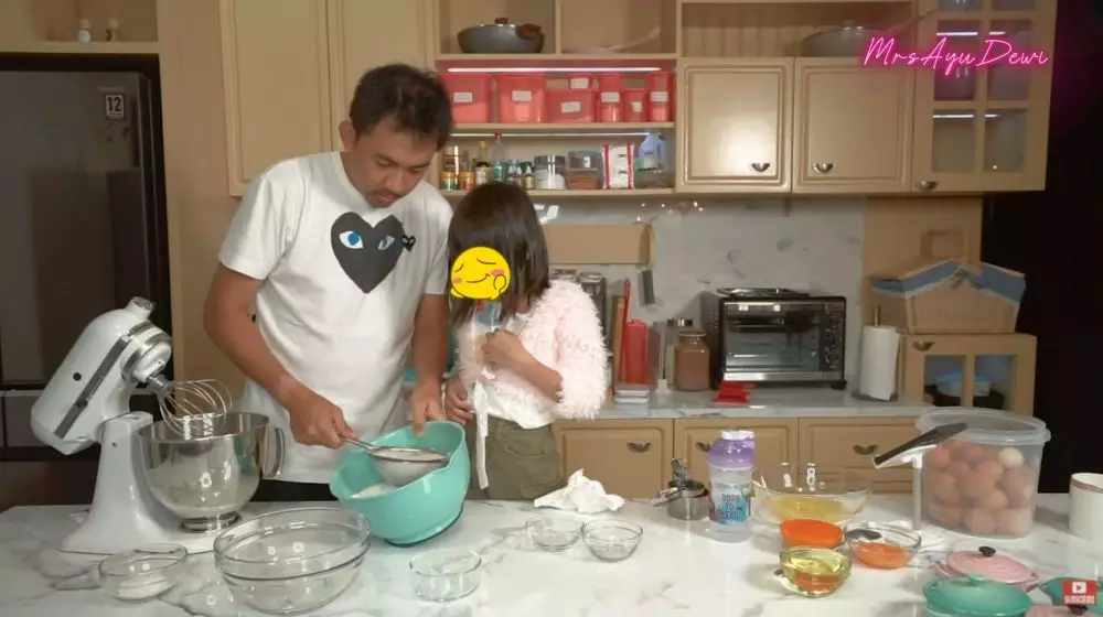 Hari Ibu Ayu Dewi © YouTube Hari Ibu Ayu Dewi © YouTube