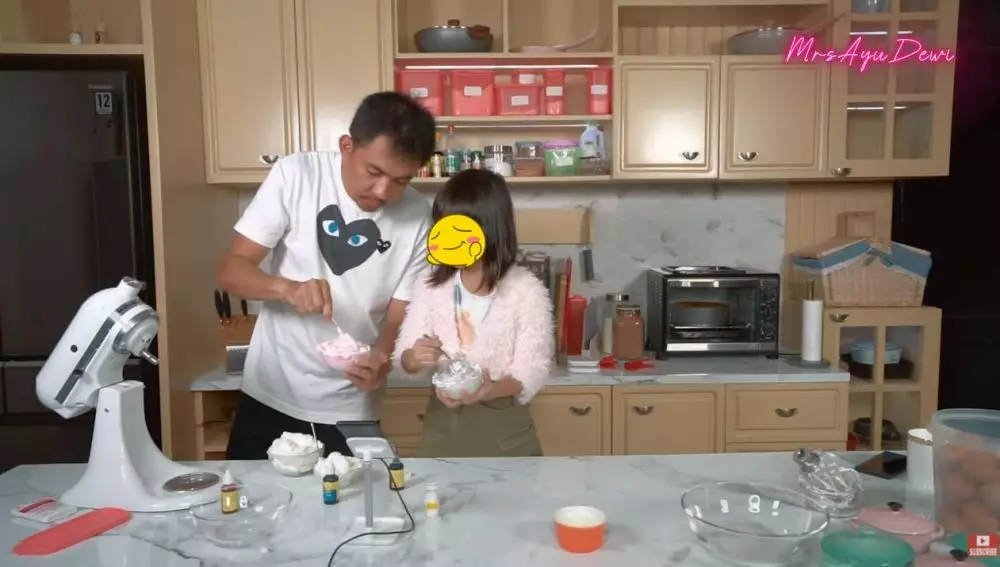 Hari Ibu Ayu Dewi © YouTube Hari Ibu Ayu Dewi © YouTube