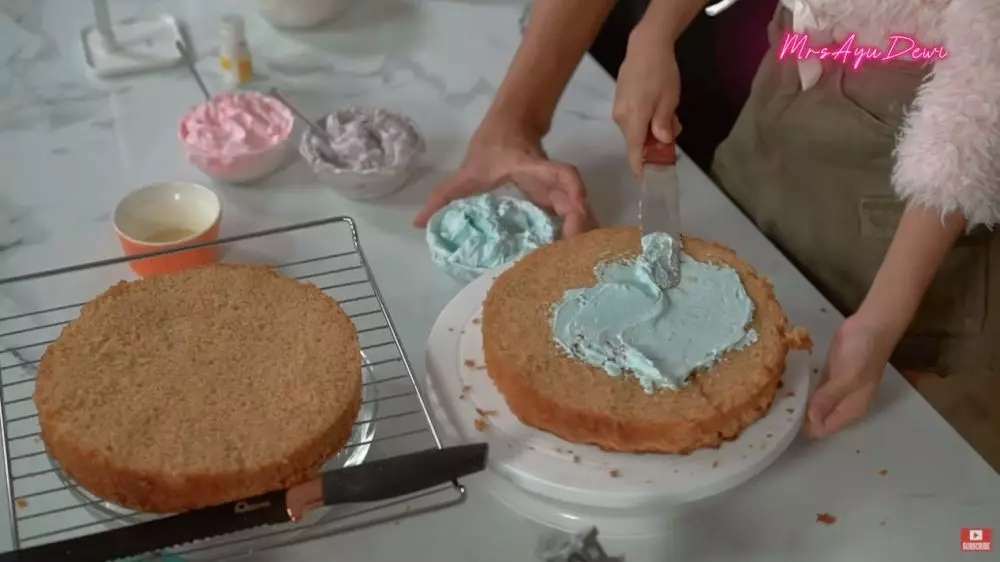 Hari Ibu Ayu Dewi © YouTube Hari Ibu Ayu Dewi © YouTube