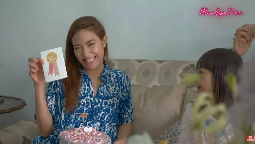 Hari Ibu Ayu Dewi © YouTube Hari Ibu Ayu Dewi © YouTube