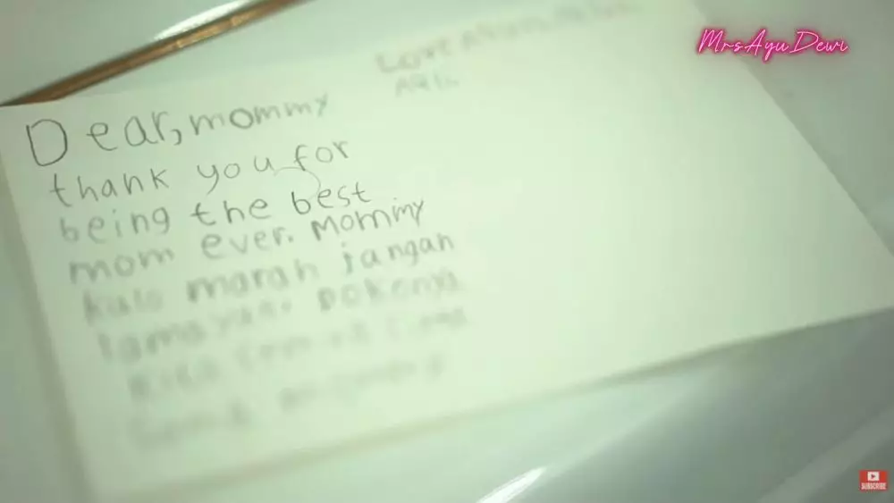 Hari Ibu Ayu Dewi © YouTube Hari Ibu Ayu Dewi © YouTube