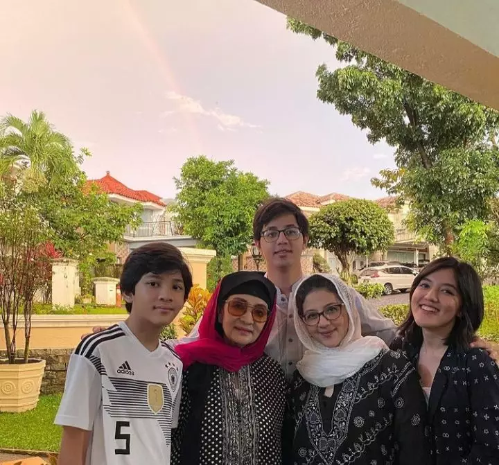 Potret terbaru 'Mak Lampir'  Instagram