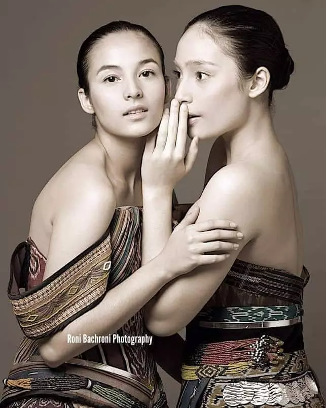 Pemotretan seleb kenakan kain tenun © 2020 brilio.net