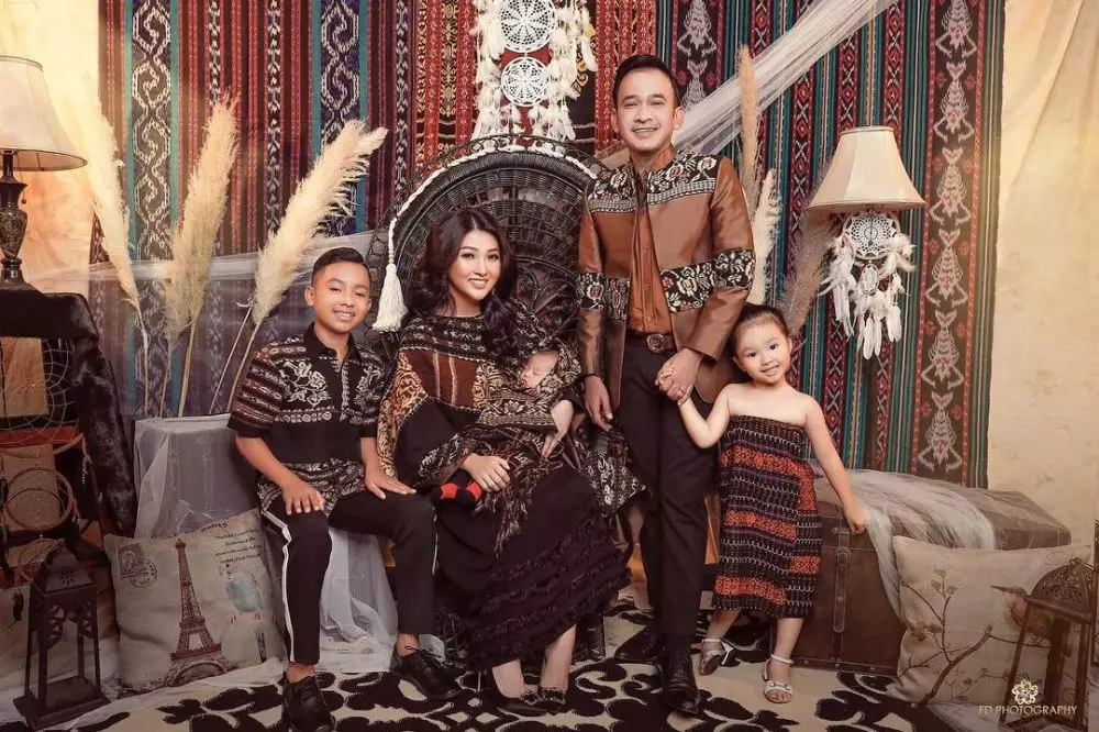 Pemotretan seleb kenakan kain tenun © 2020 brilio.net