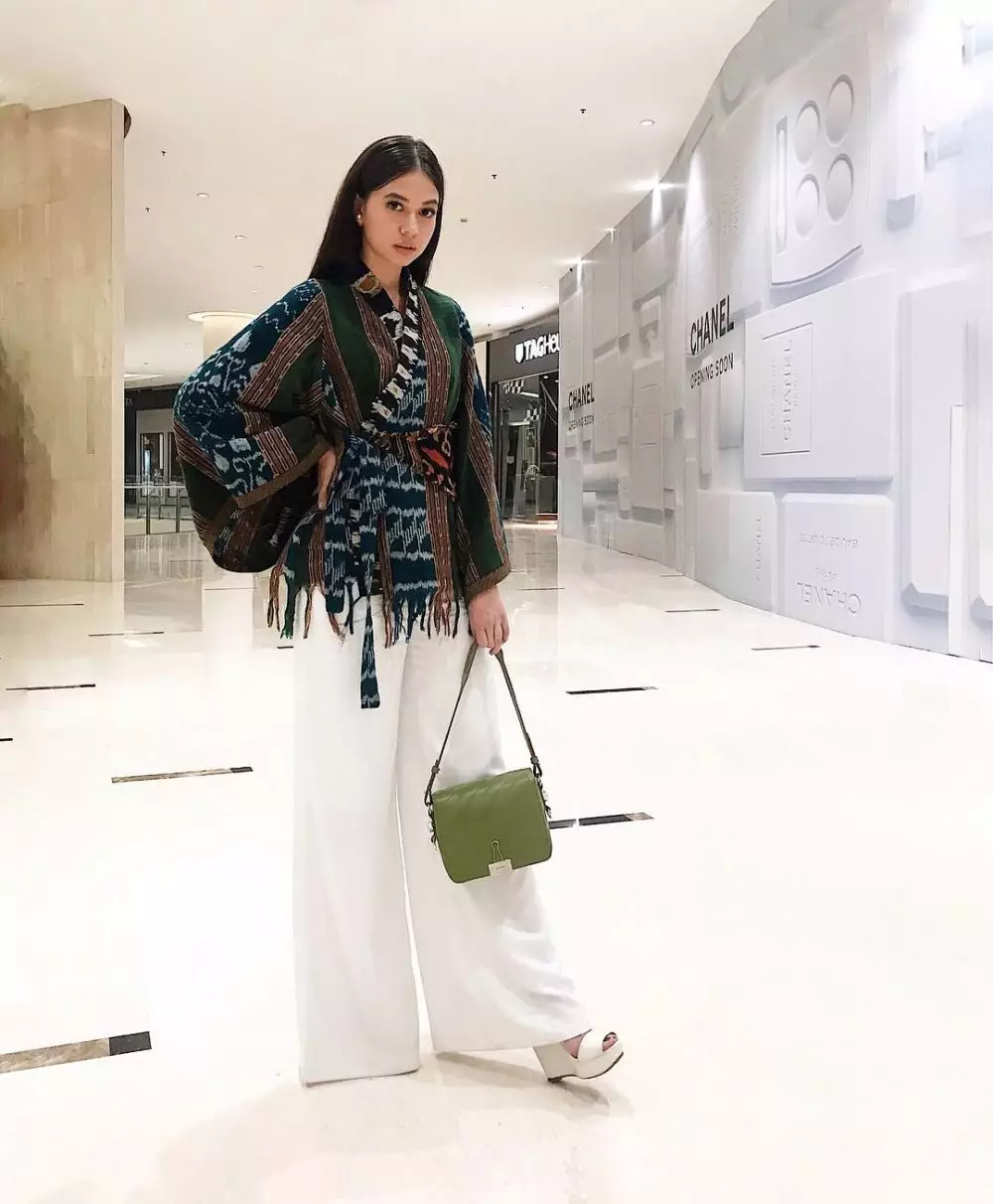 Pemotretan seleb kenakan kain tenun © 2020 brilio.net