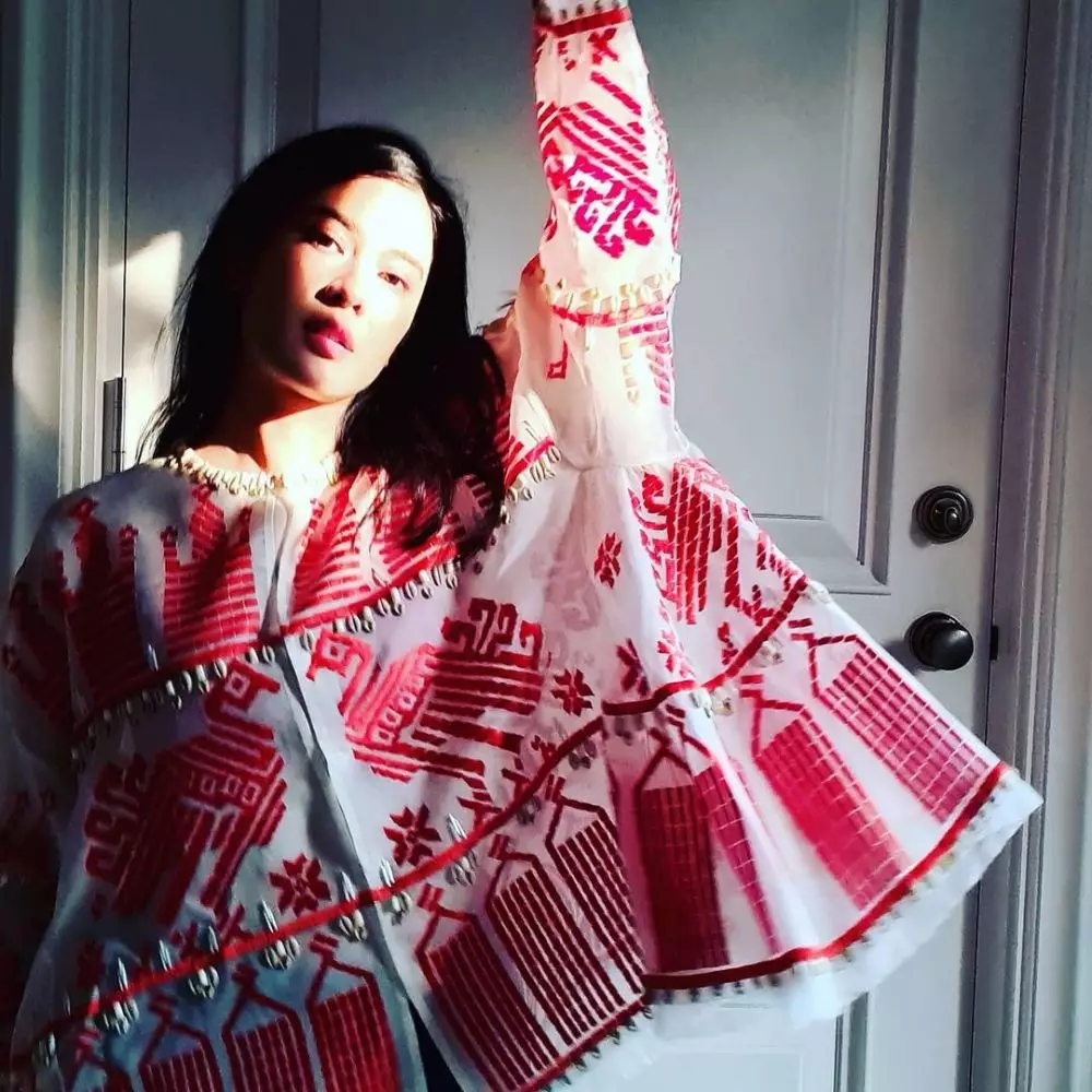 Pemotretan seleb kenakan kain tenun © 2020 brilio.net