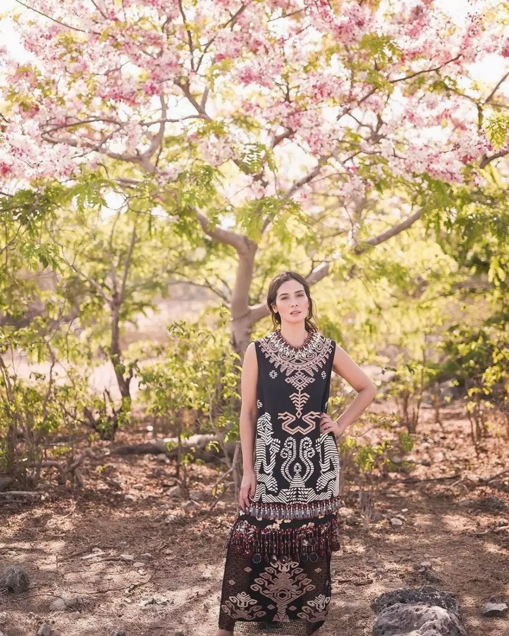 Pemotretan seleb kenakan kain tenun © 2020 brilio.net