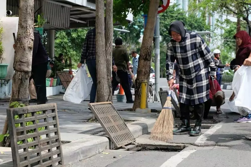 Potret Tri Rismaharini turun ke jalan © 2020 brilio.net