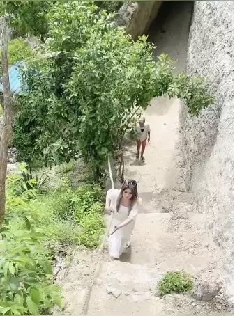 Via Vallen nikmati Nusa Penida © Instagram Via Vallen nikmati Nusa Penida © Instagram