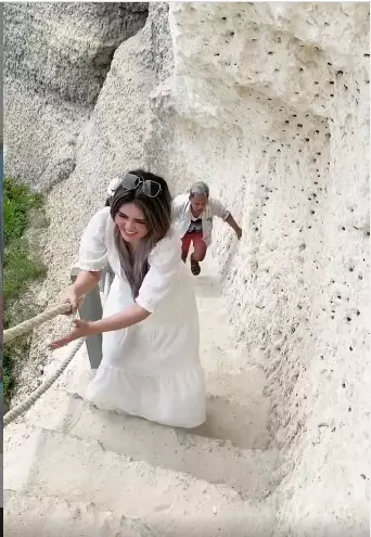 Via Vallen nikmati Nusa Penida © Instagram Via Vallen nikmati Nusa Penida © Instagram