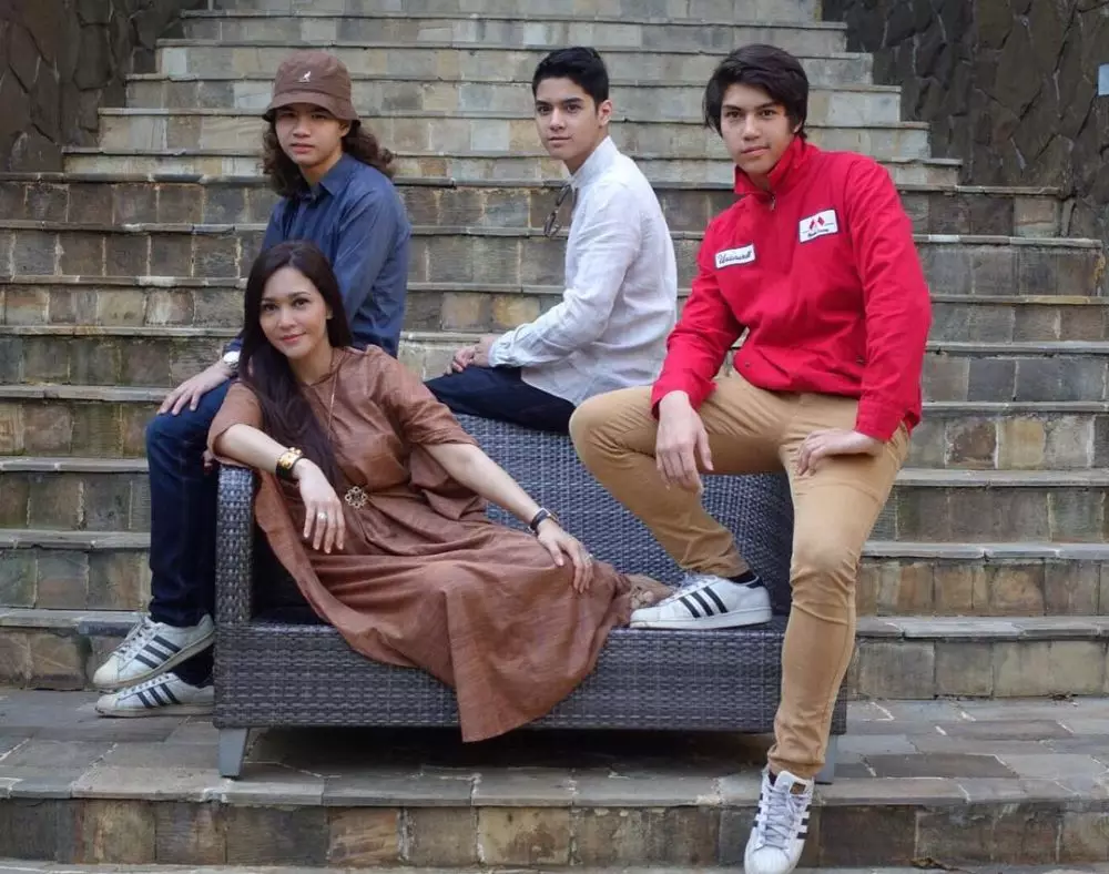 Potret seleb wanita bareng putranya © Instagram