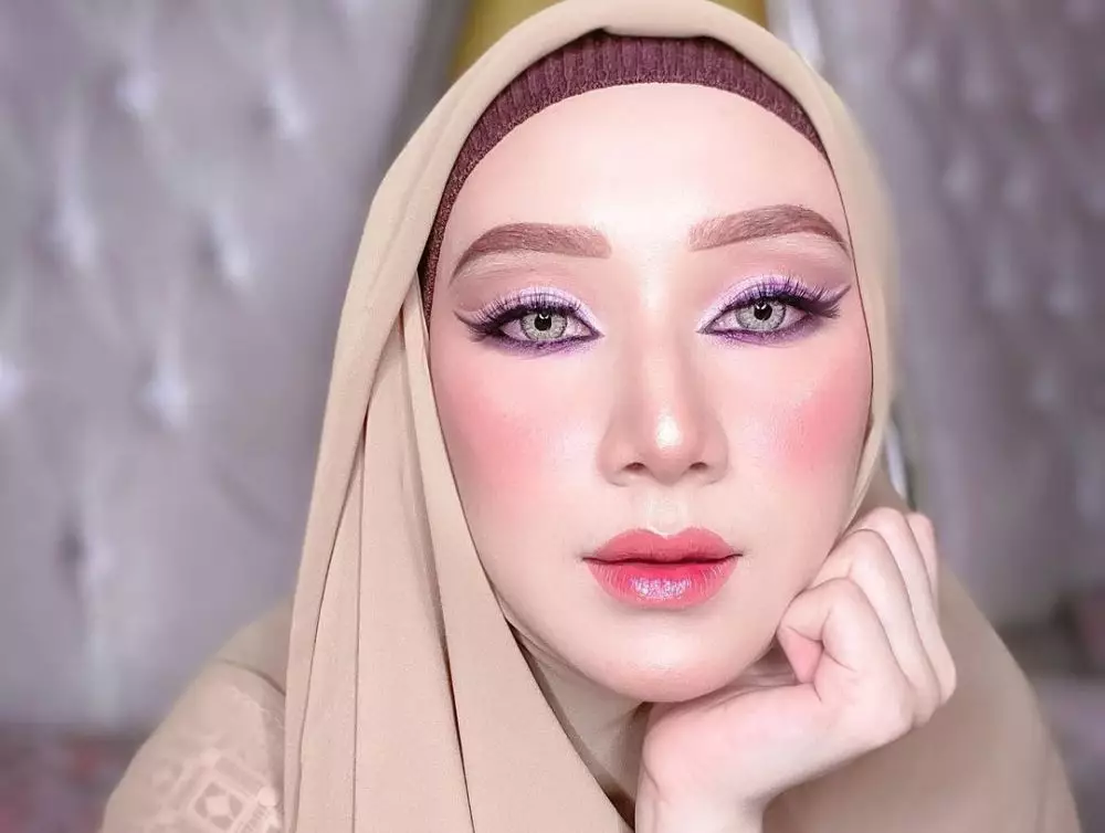 Indri Giana makeup tebal   © 2020 Instagram
