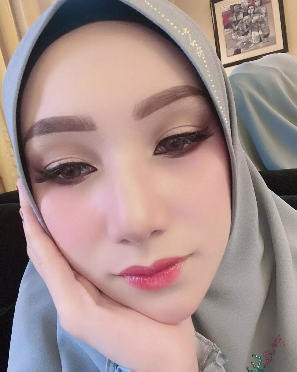 Indri Giana makeup tebal   © 2020 Instagram