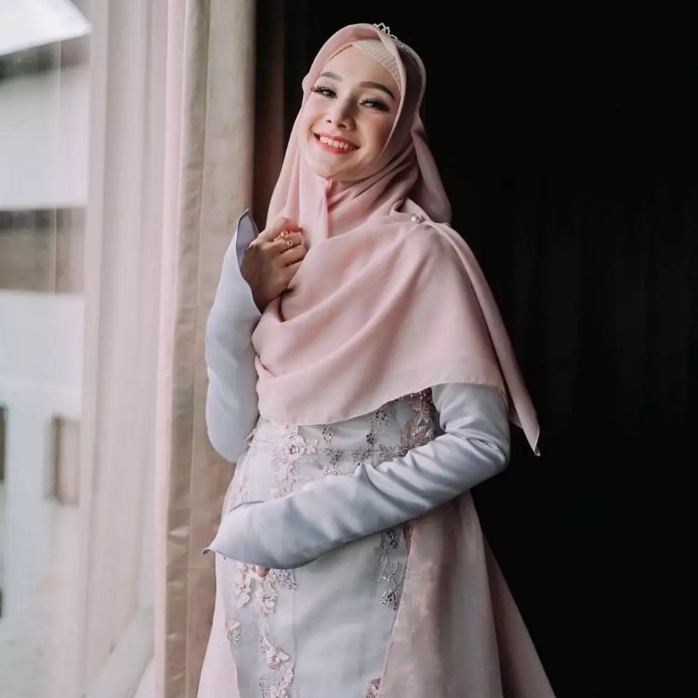 Indri Giana makeup tebal   © 2020 Instagram