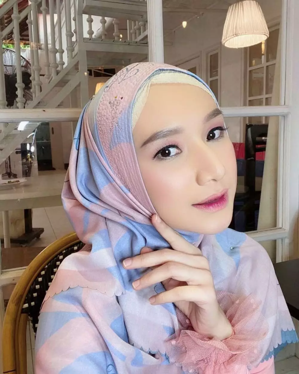 Indri Giana makeup tebal   © 2020 Instagram