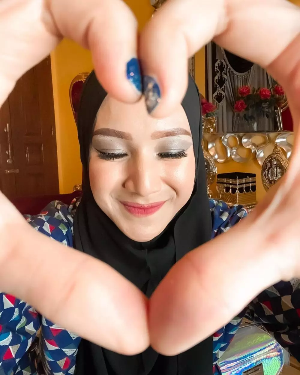 Indri Giana makeup tebal   © 2020 Instagram