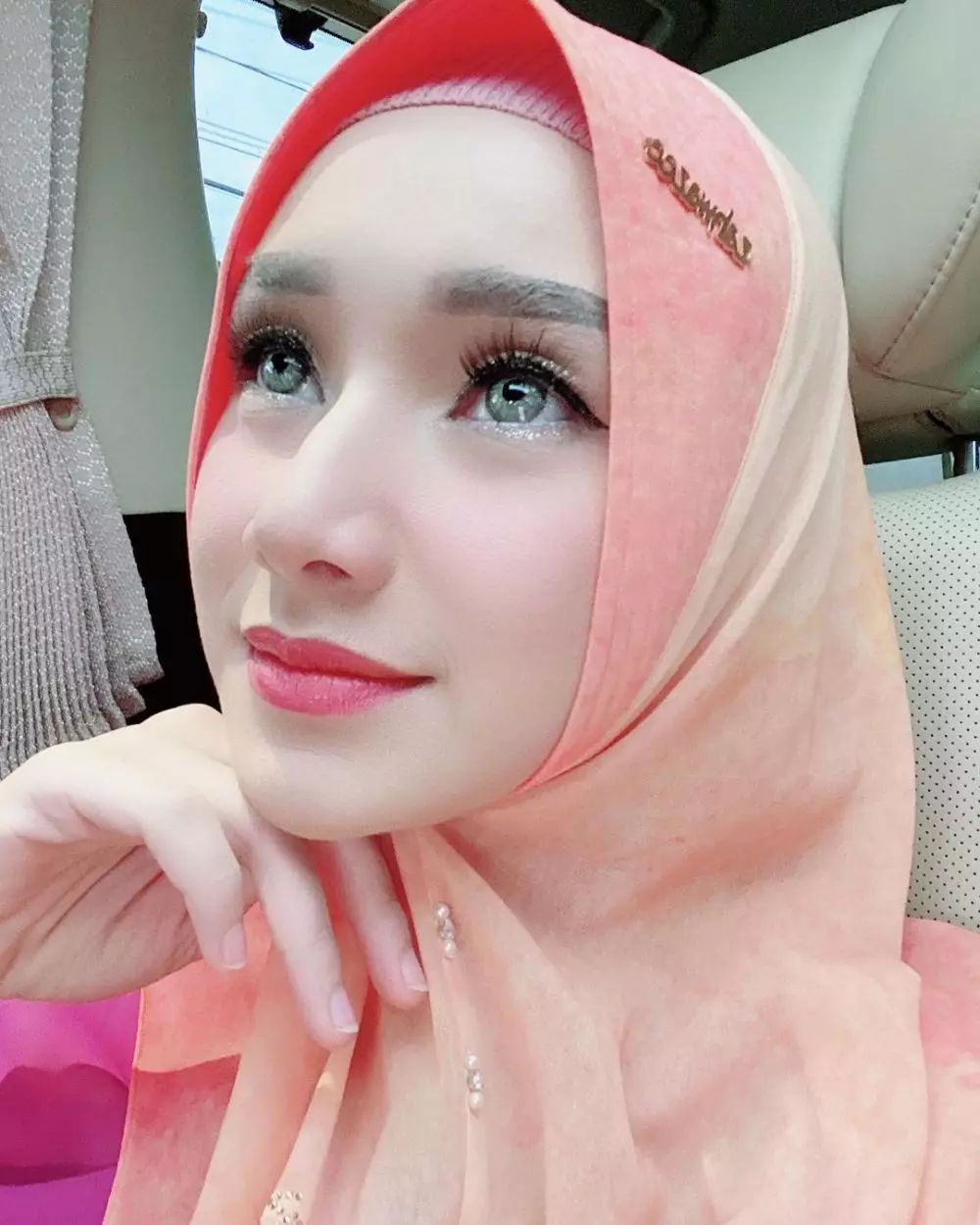 Indri Giana makeup tebal   © 2020 Instagram