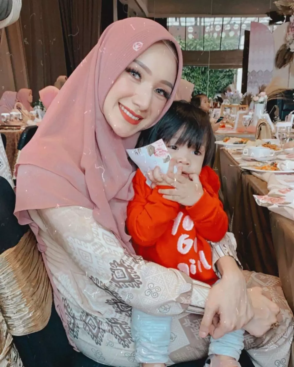 Indri Giana makeup tebal   © 2020 Instagram