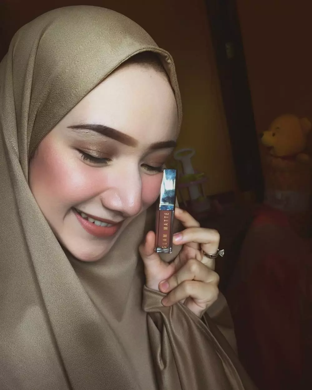 Indri Giana makeup tebal   © 2020 Instagram