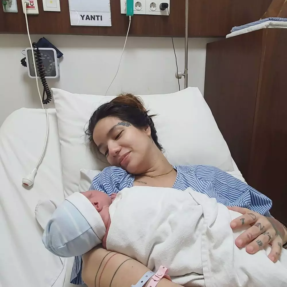 Seleb rayakan Natal dengan anggota keluarga baru © 2020 brilio.net