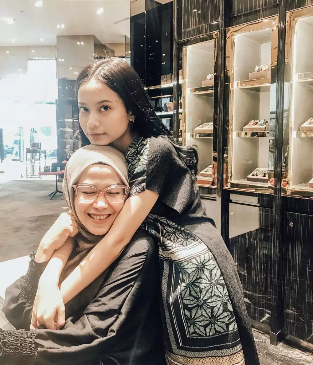 Hanggini dan ibunda © Instagram
