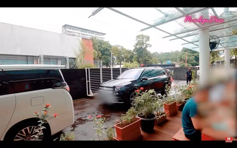 Penampakan mobil baru Luna Maya YouTube