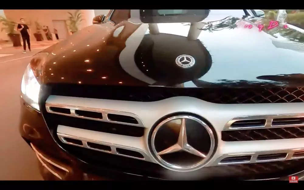 Penampakan mobil baru Luna Maya YouTube