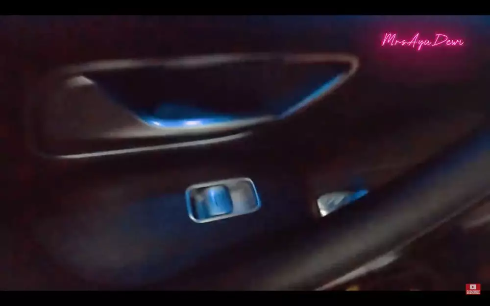 Penampakan mobil baru Luna Maya YouTube