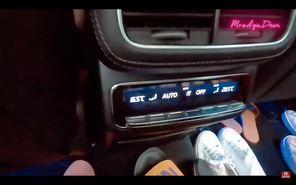 Penampakan mobil baru Luna Maya YouTube