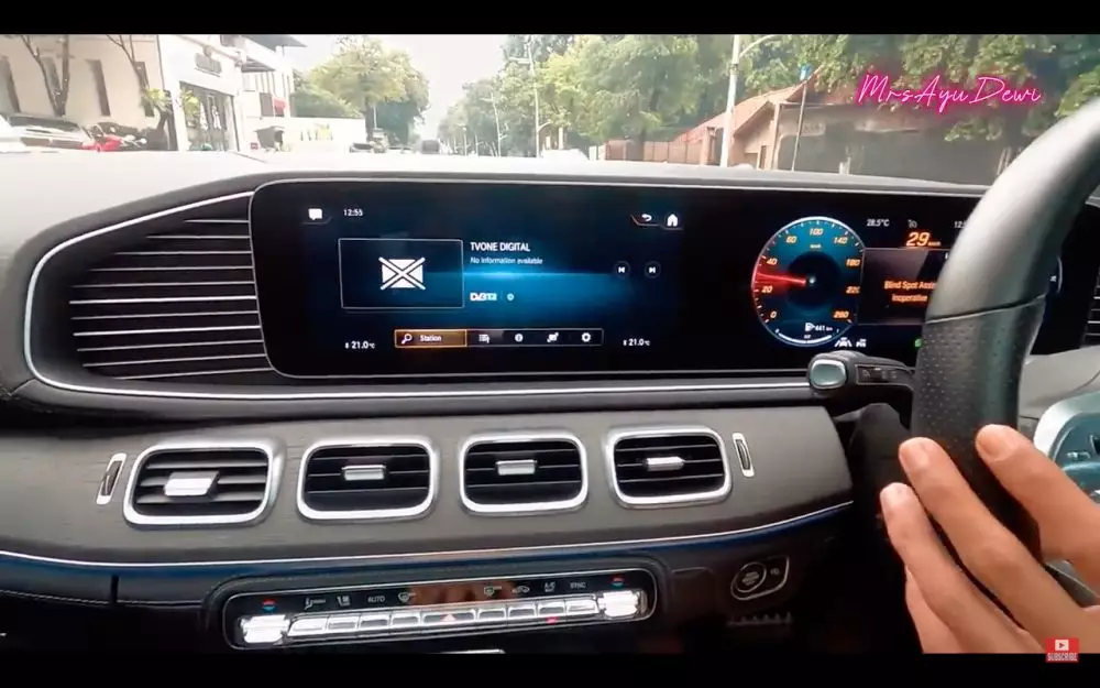 Penampakan mobil baru Luna Maya YouTube