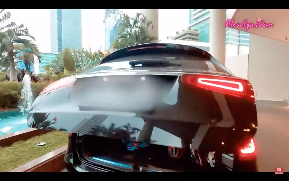 Penampakan mobil baru Luna Maya YouTube