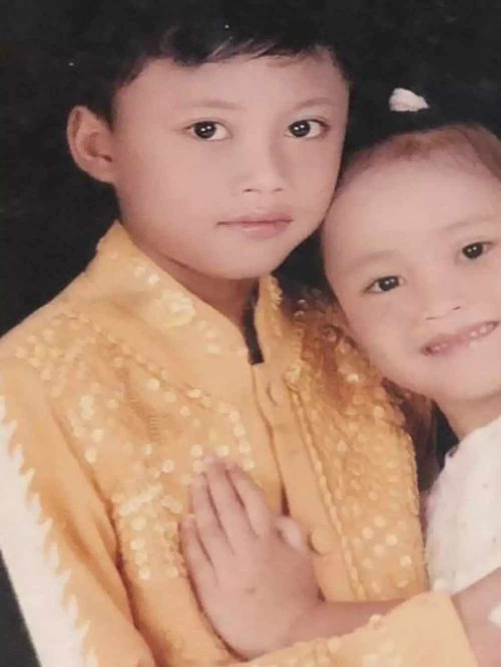 masa kecil Rizky Putri Delina berbagai sumber