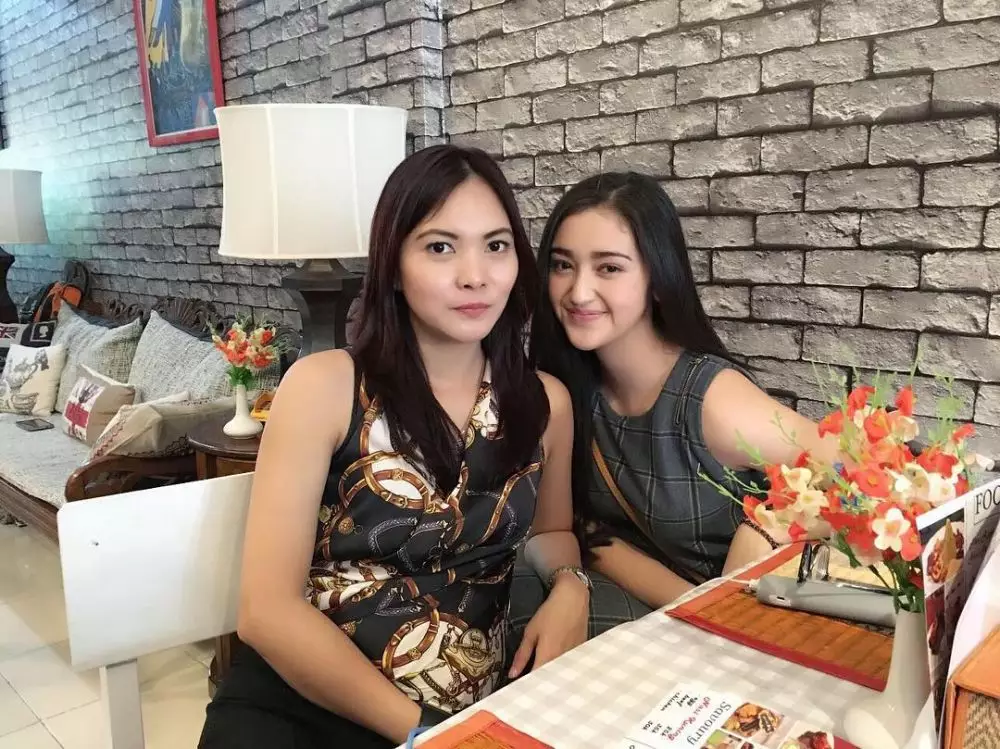 potret mantan artis cilik dan ibu © Instagram