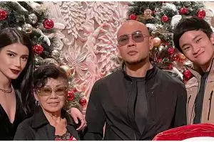 8 Momen Deddy Corbuzier & Sabrina ikut rayakan Natal bareng keluarga