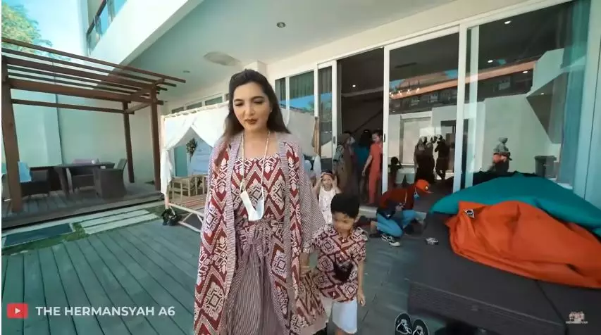 Momen dinner Natal keluarga Ashanty © 2020 brilio.net Momen dinner Natal keluarga Ashanty © 2020 brilio.net