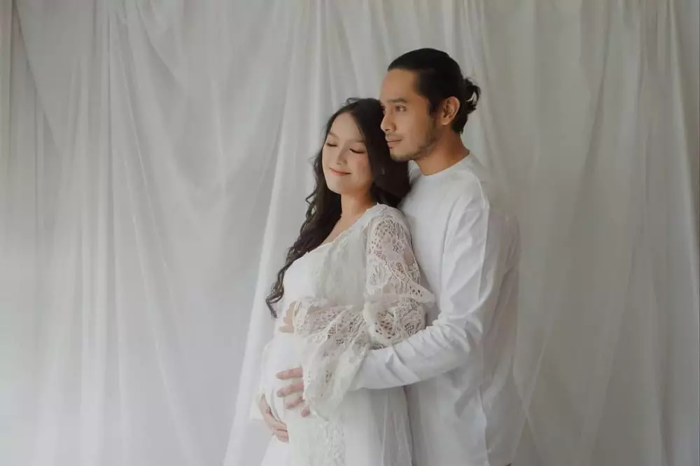 Ana Riana maternity shoot © 2020 Instagram