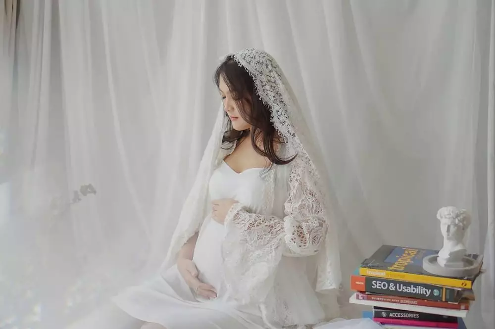 Ana Riana maternity shoot © 2020 Instagram