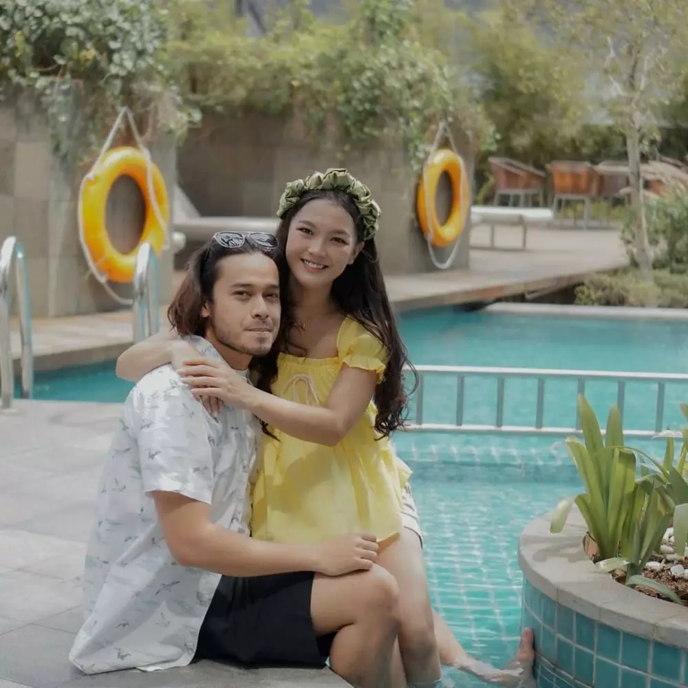 Ana Riana maternity shoot © 2020 Instagram