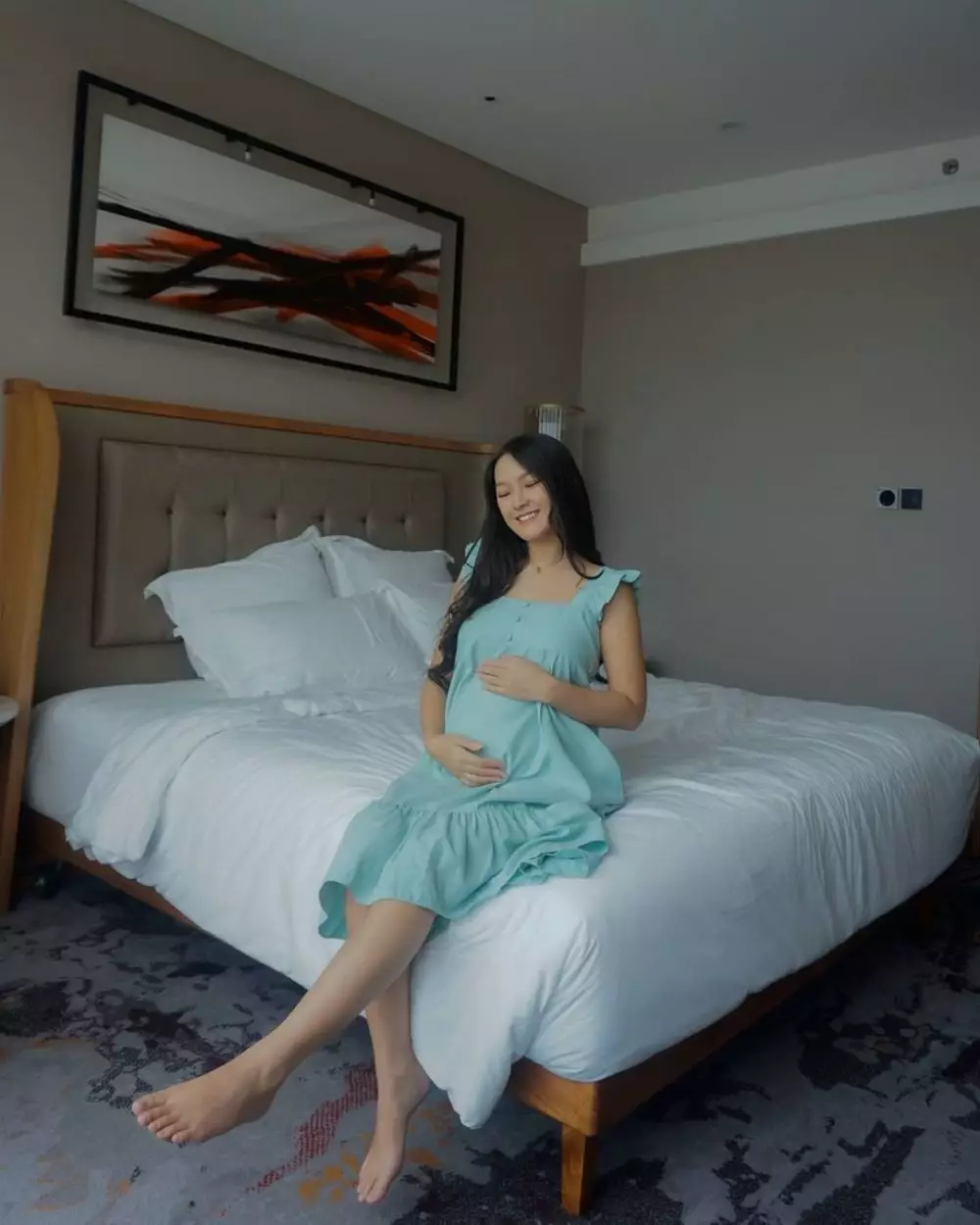 Ana Riana maternity shoot © 2020 Instagram