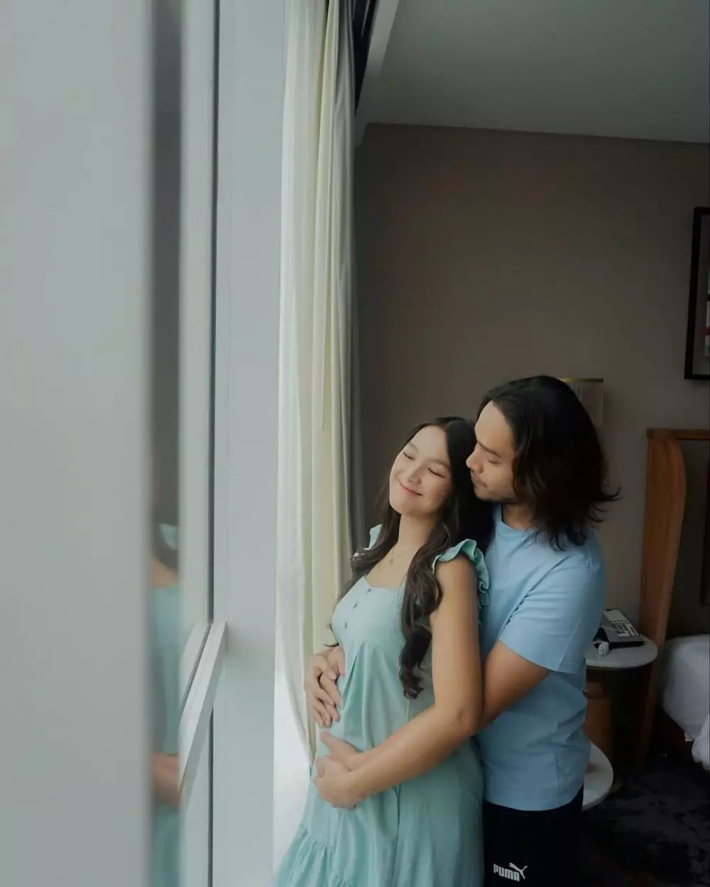 Ana Riana maternity shoot © 2020 Instagram