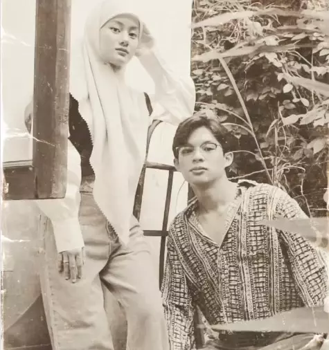 Potret 90-an ala Dinda Hauw dan Rey Mbayang © Instagram