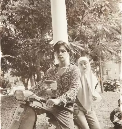 Potret 90-an ala Dinda Hauw dan Rey Mbayang © Instagram