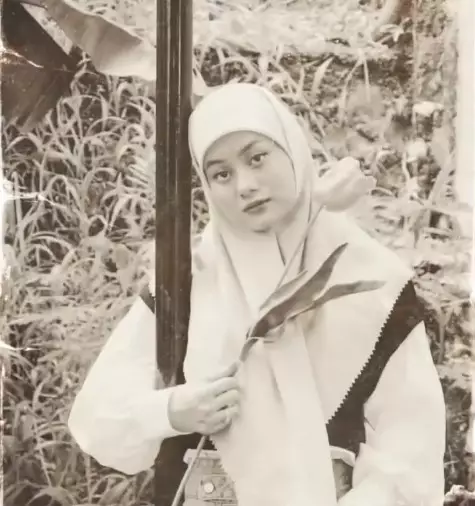 Potret 90-an ala Dinda Hauw dan Rey Mbayang © Instagram