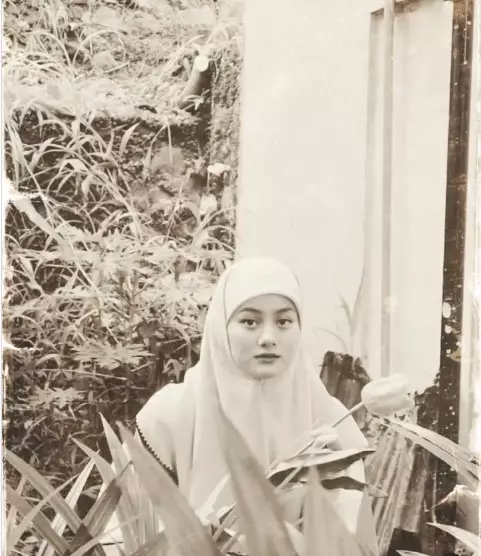 Potret 90-an ala Dinda Hauw dan Rey Mbayang © Instagram