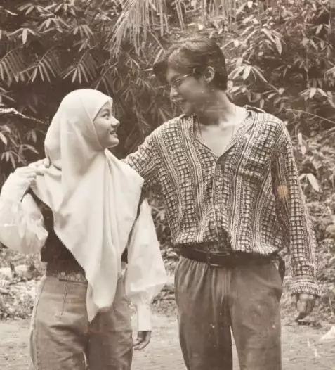Potret 90-an ala Dinda Hauw dan Rey Mbayang © Instagram