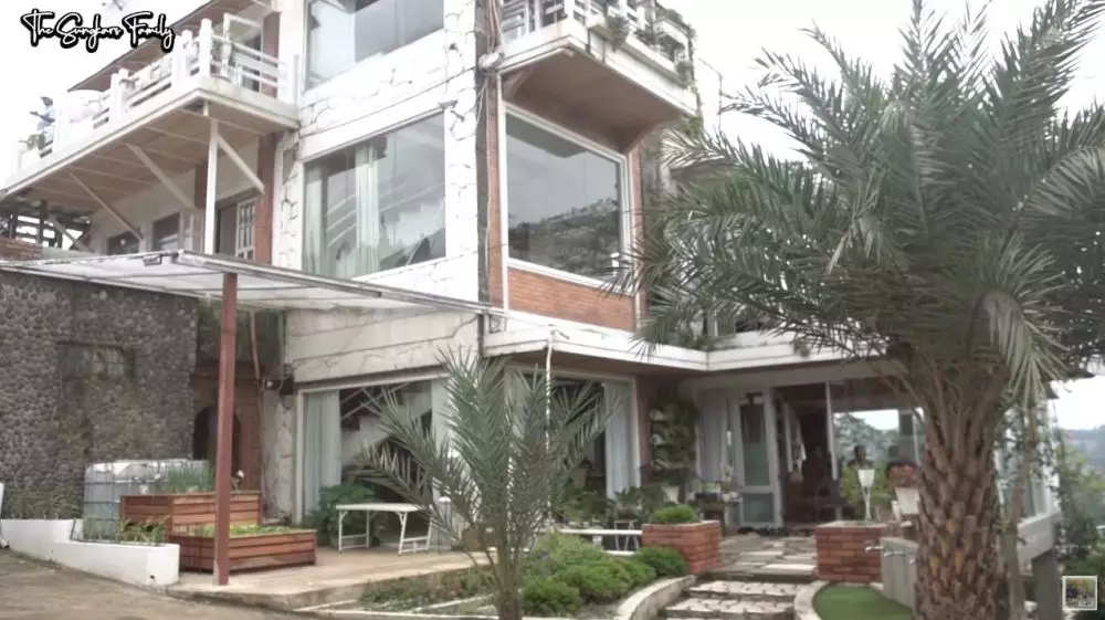 isi dalam rumah Mark Sungkar © YouTube