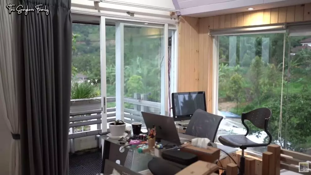 isi dalam rumah Mark Sungkar © YouTube