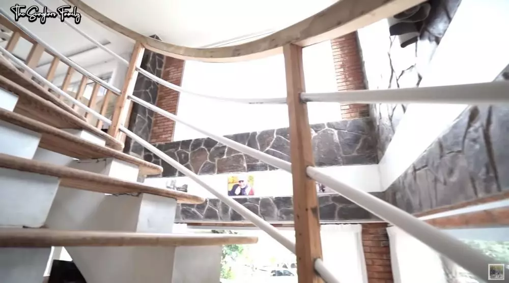 isi dalam rumah Mark Sungkar © YouTube